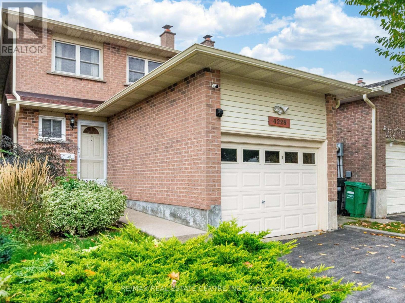 4228 Torino Crescent, Mississauga, Ontario  L4W 3T5 - Photo 3 - W12471443