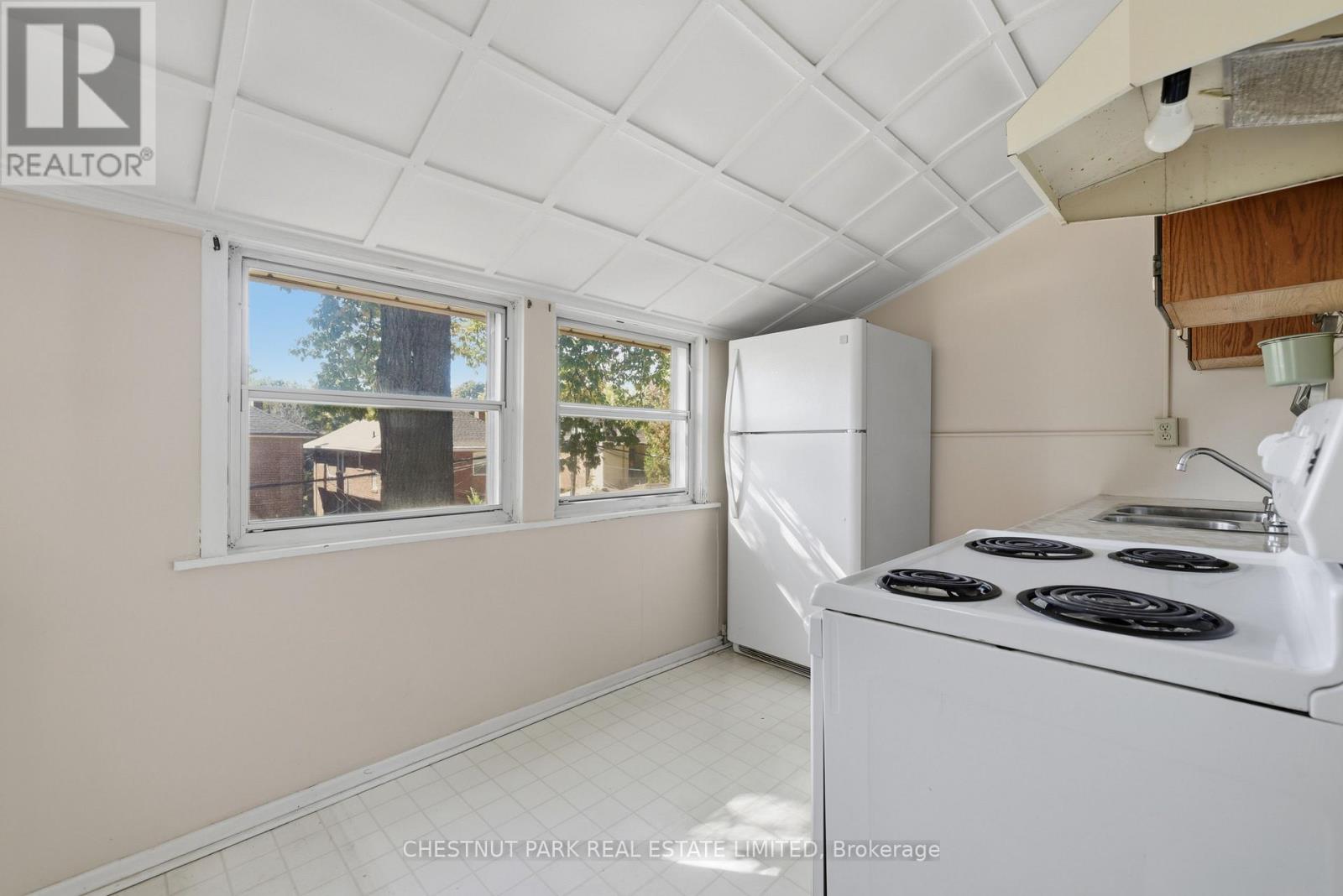6 Highview Crescent, Toronto, Ontario  M6H 2Y2 - Photo 11 - W12471507