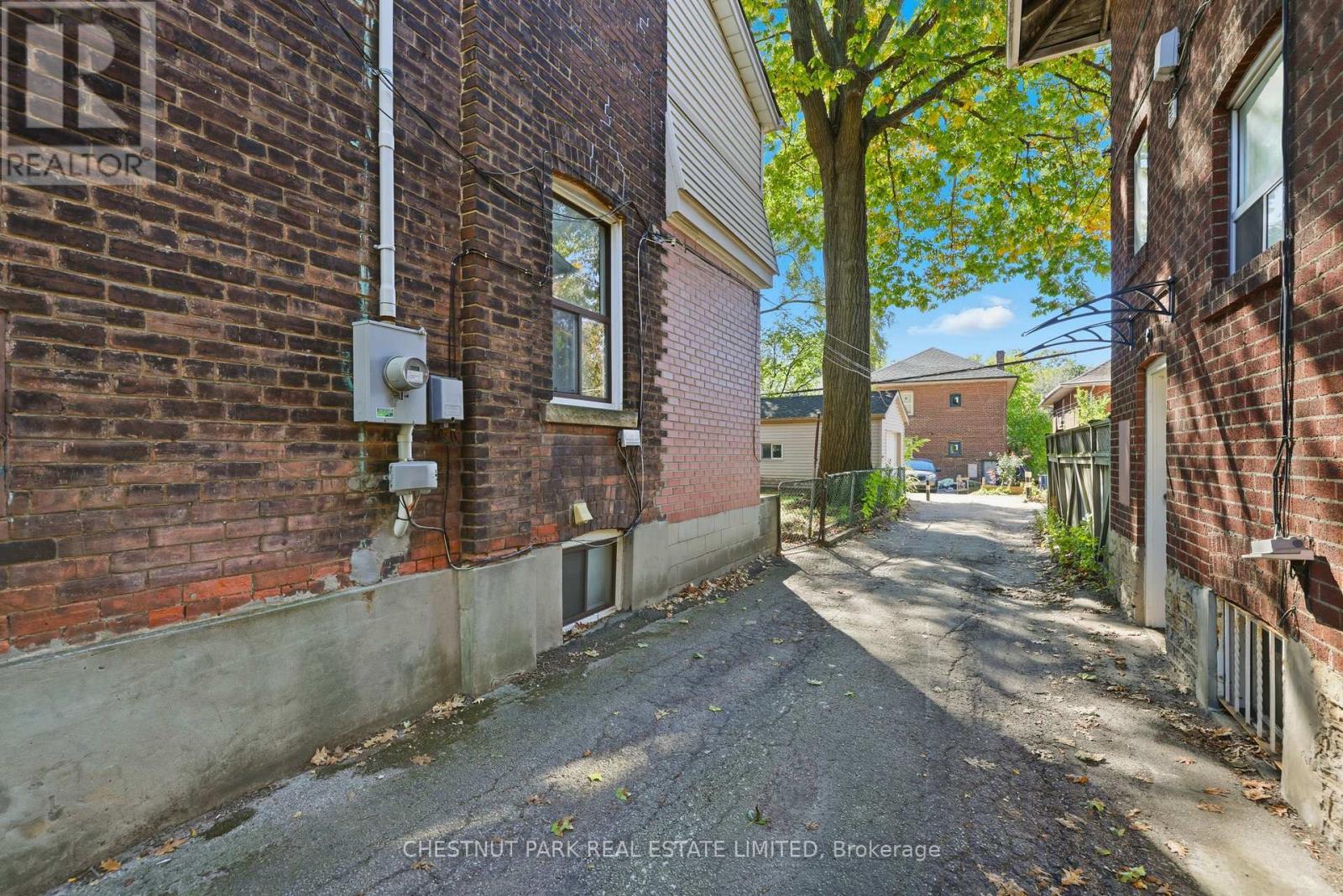 6 Highview Crescent, Toronto, Ontario  M6H 2Y2 - Photo 22 - W12471507