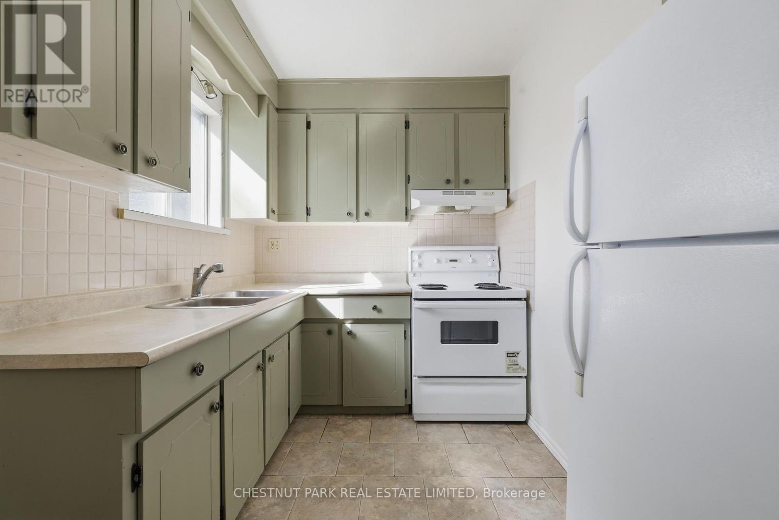 6 Highview Crescent, Toronto, Ontario  M6H 2Y2 - Photo 7 - W12471507