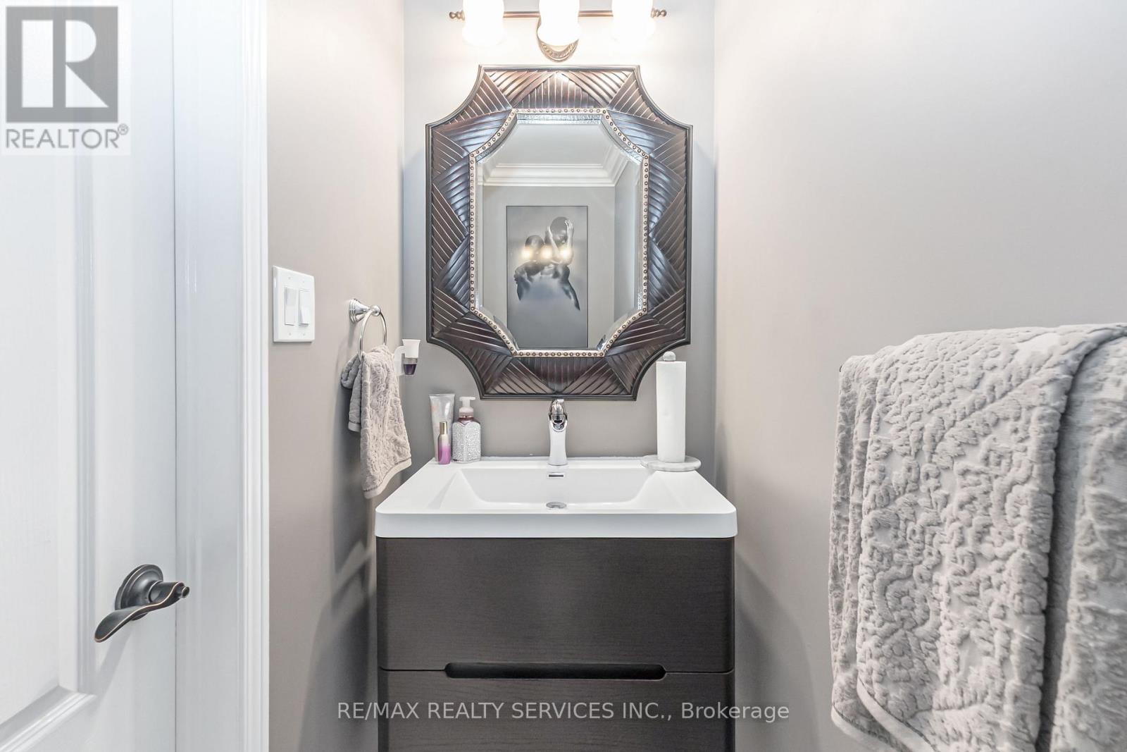 14 Redfinch Way, Brampton, Ontario  L7A 2B3 - Photo 6 - W12471516