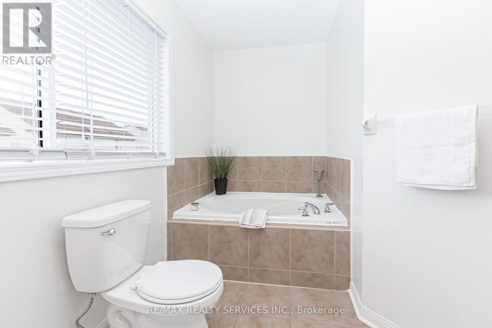 22 Thorpe Crescent, Brampton, Ontario  L7A 1P7 - Photo 26 - W12471525