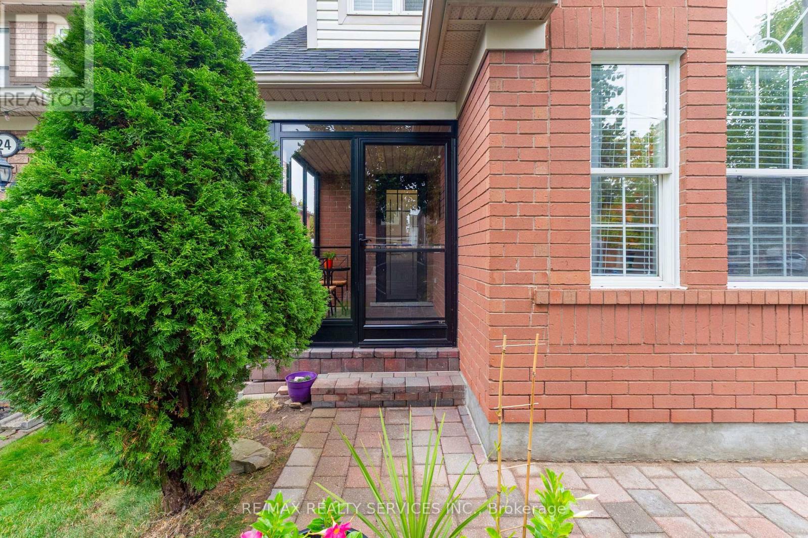 22 Thorpe Crescent, Brampton, Ontario  L7A 1P7 - Photo 3 - W12471525