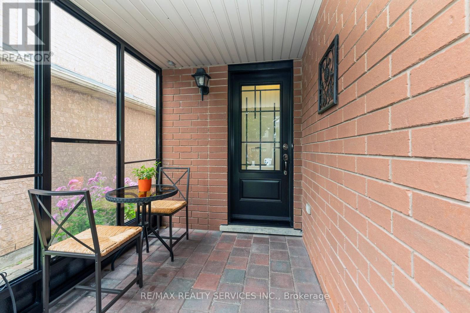 22 Thorpe Crescent, Brampton, Ontario  L7A 1P7 - Photo 4 - W12471525