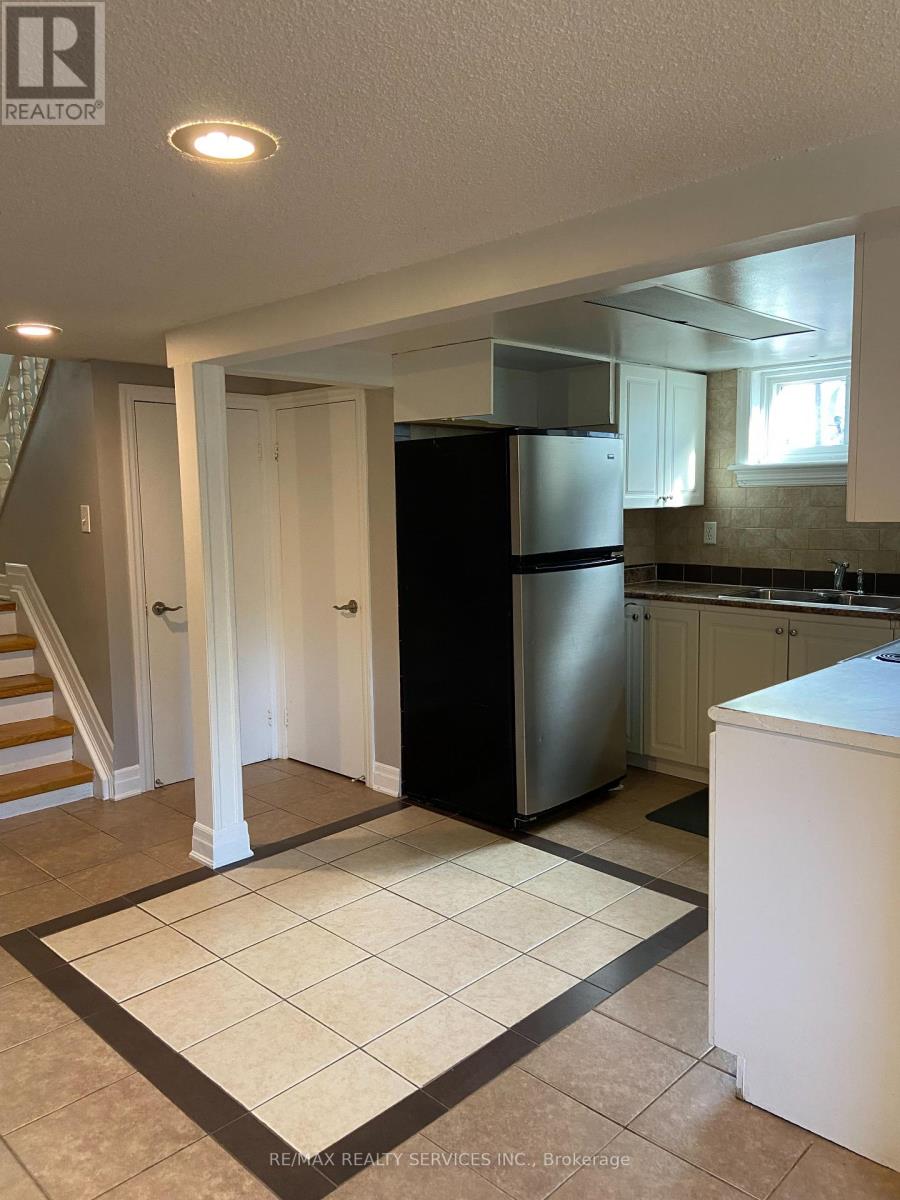 10 Chatsworth Drive, Brampton, Ontario  L6X 2L9 - Photo 12 - W12396901
