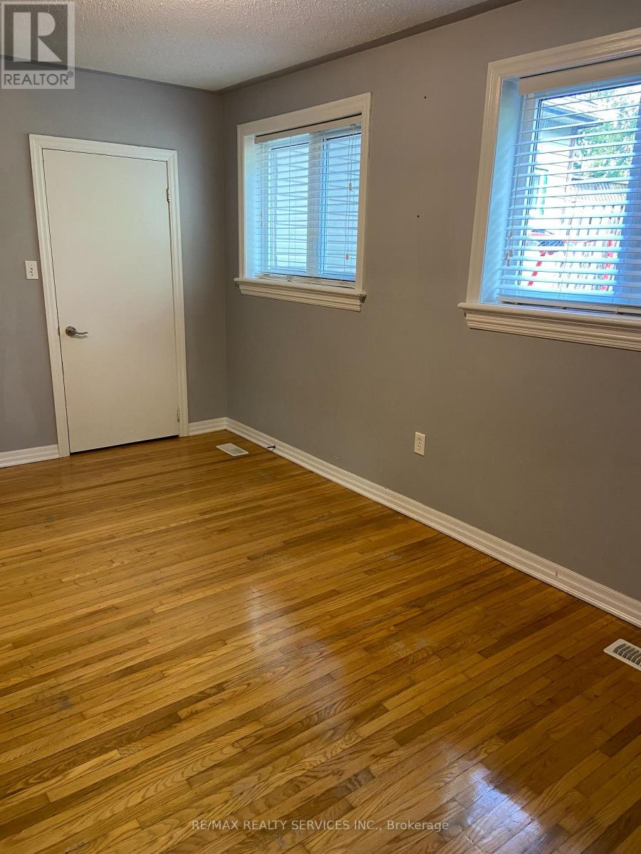 10 Chatsworth Drive, Brampton, Ontario  L6X 2L9 - Photo 6 - W12396901