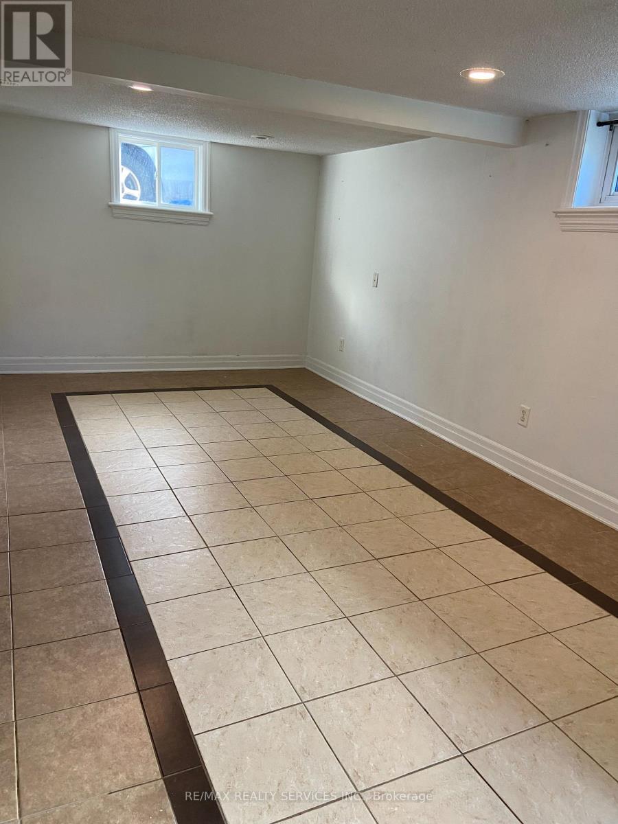 10 Chatsworth Drive, Brampton, Ontario  L6X 2L9 - Photo 14 - W12396901