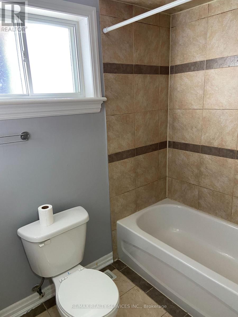 10 Chatsworth Drive, Brampton, Ontario  L6X 2L9 - Photo 9 - W12396901