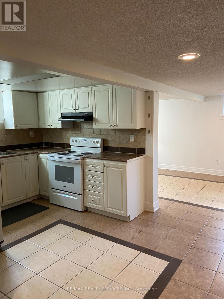 10 Chatsworth Drive, Brampton, Ontario  L6X 2L9 - Photo 5 - W12396901