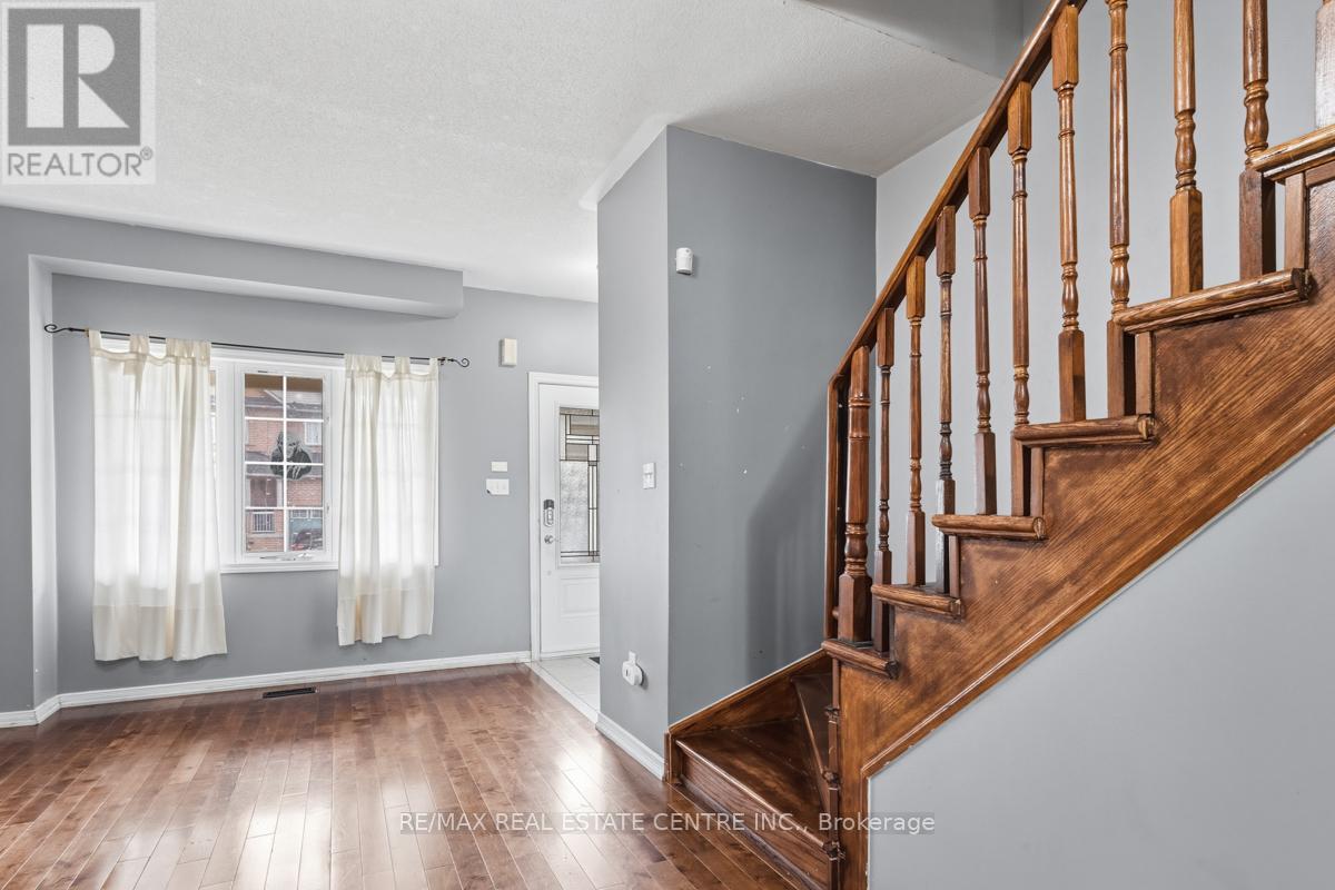 13 Milkweed Crescent, Brampton, Ontario  L7A 1T8 - Photo 3 - W12422406