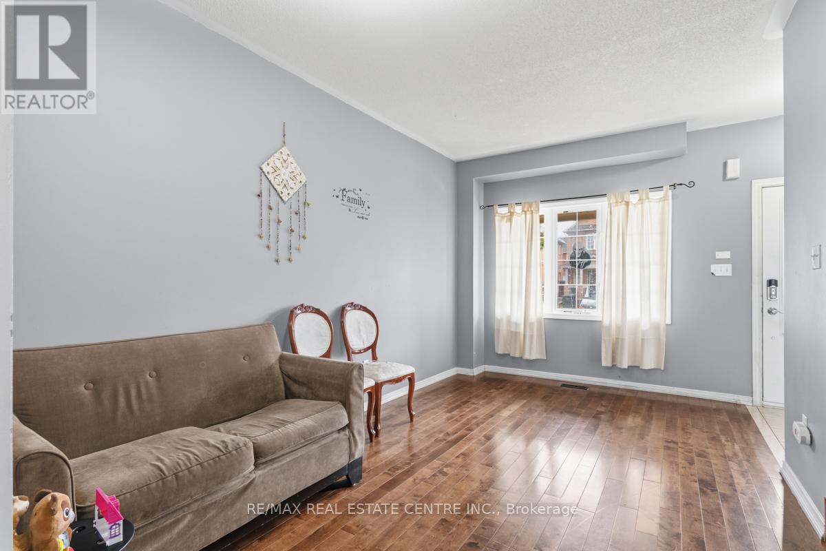 13 Milkweed Crescent, Brampton, Ontario  L7A 1T8 - Photo 4 - W12422406