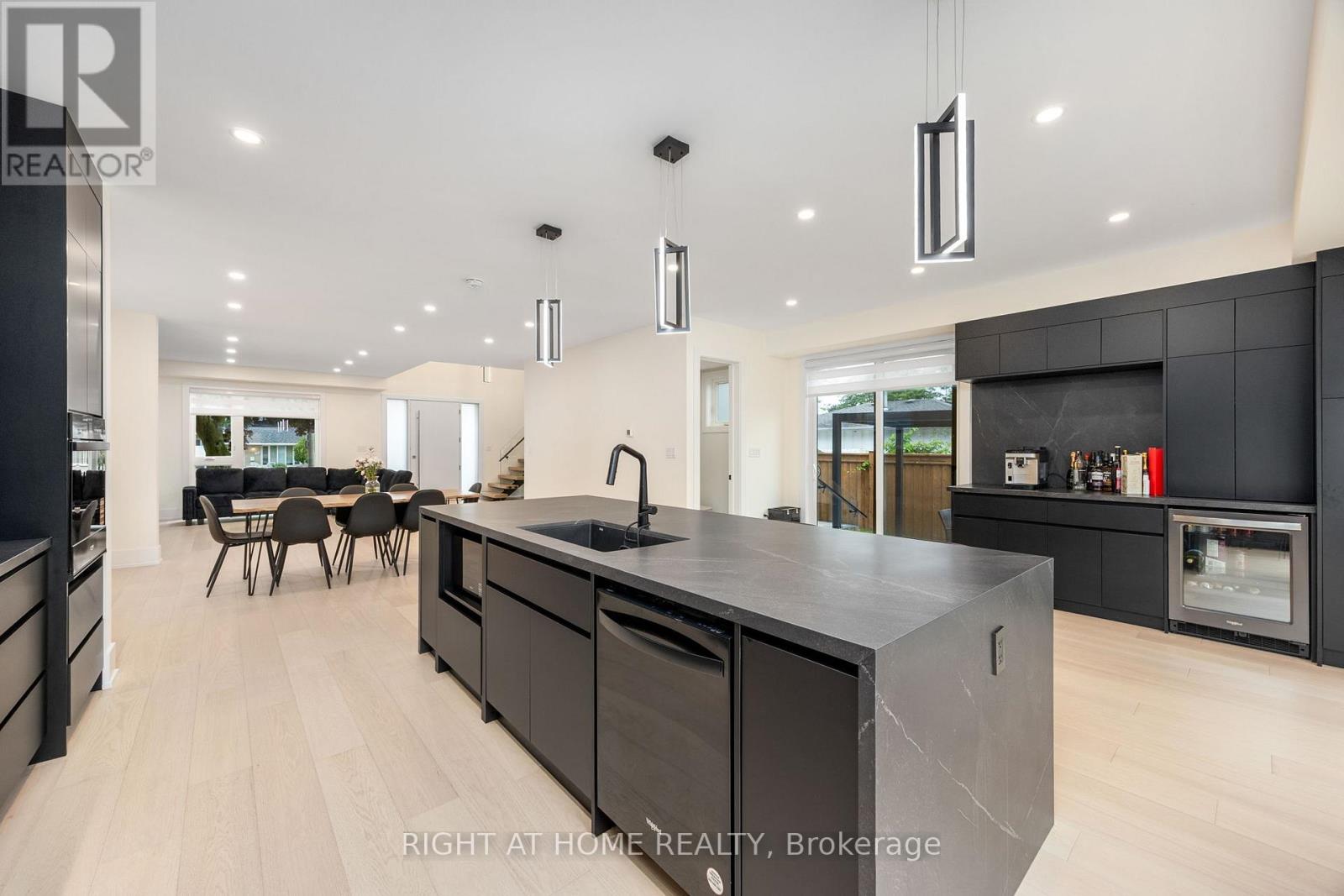 584 WALKERS LINE, Burlington, Ontario