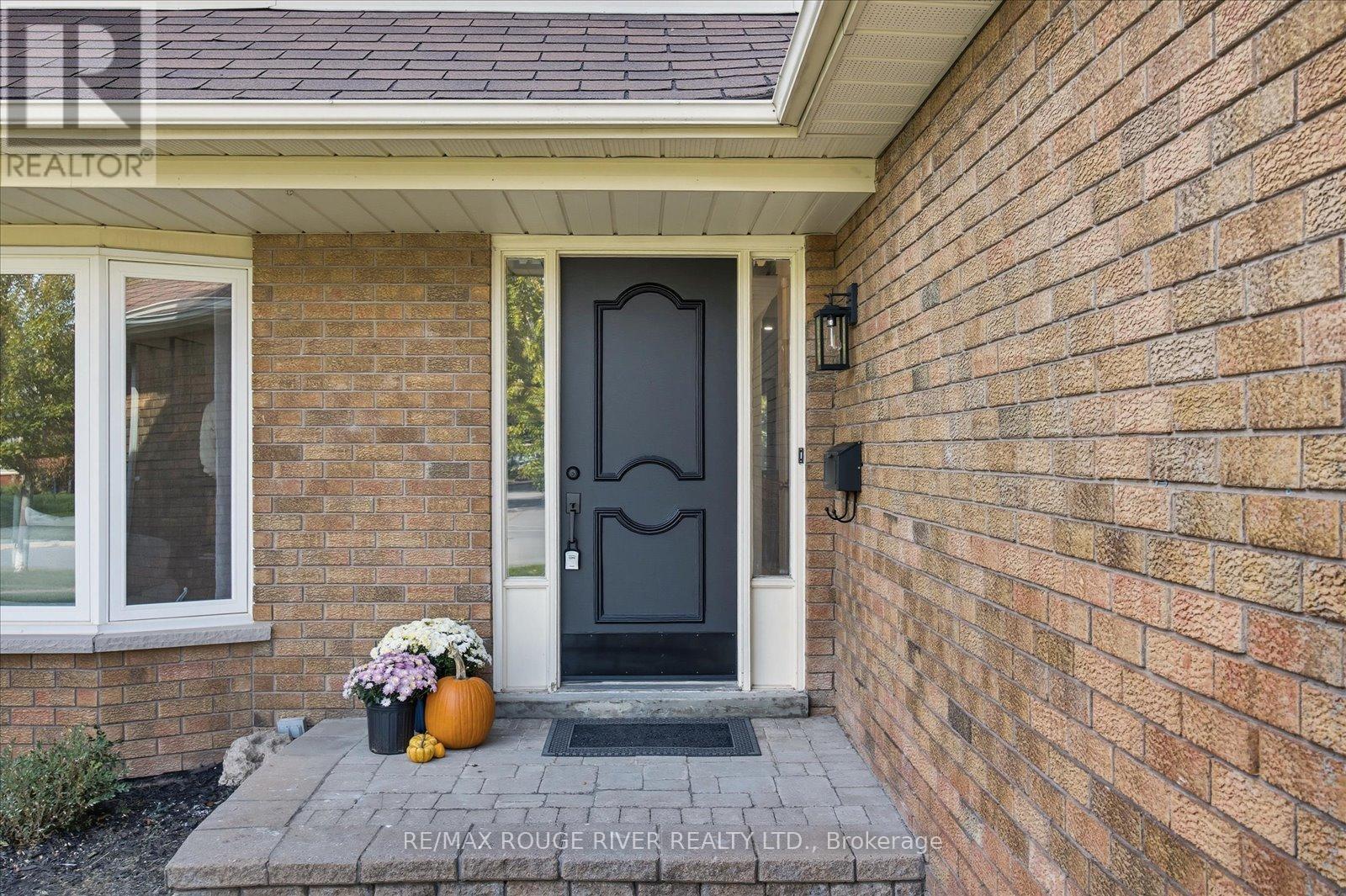 14 Erickson Drive, Whitby, Ontario  L1N 8S8 - Photo 3 - E12471631