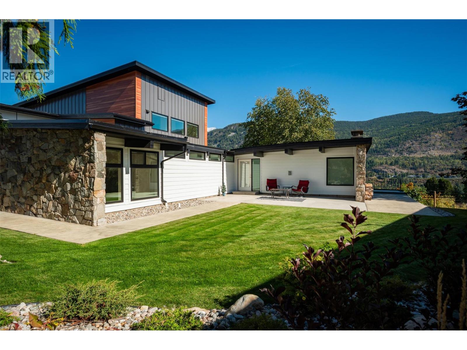 3429 8th Avenue, Castlegar, British Columbia  V1N 4L1 - Photo 4 - 10366107