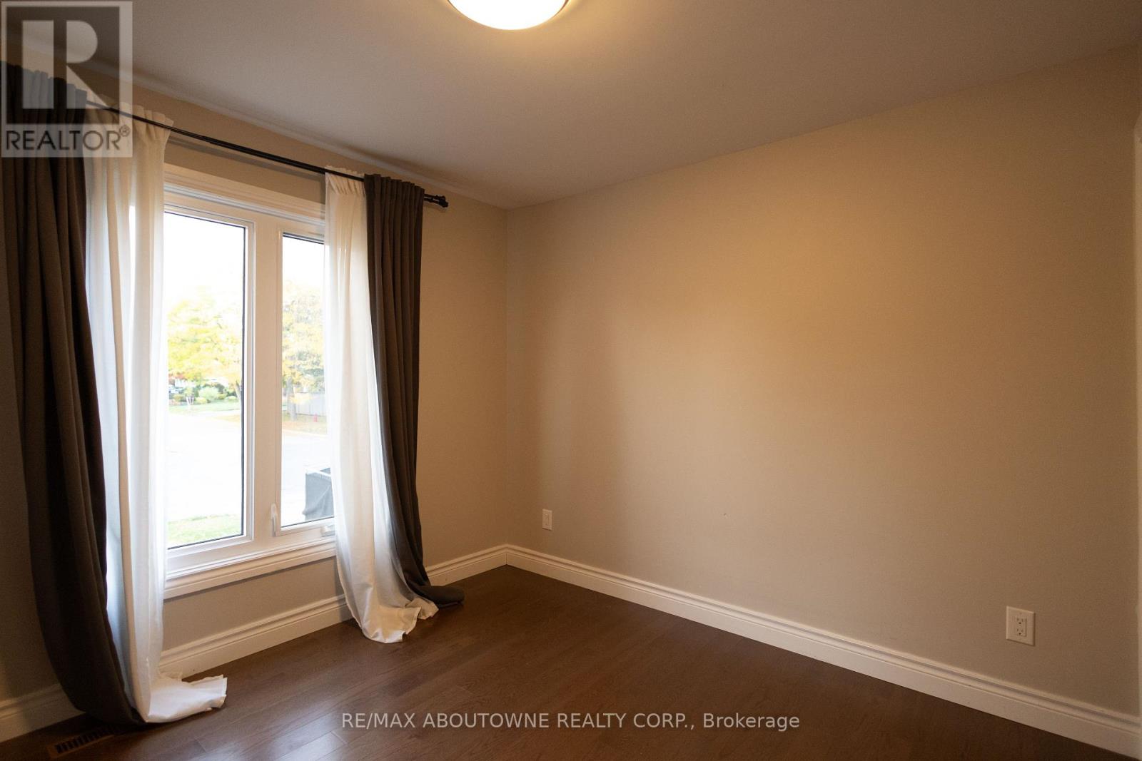 2424 Yolanda Drive, Oakville, Ontario  L6L 2H8 - Photo 12 - W12471538