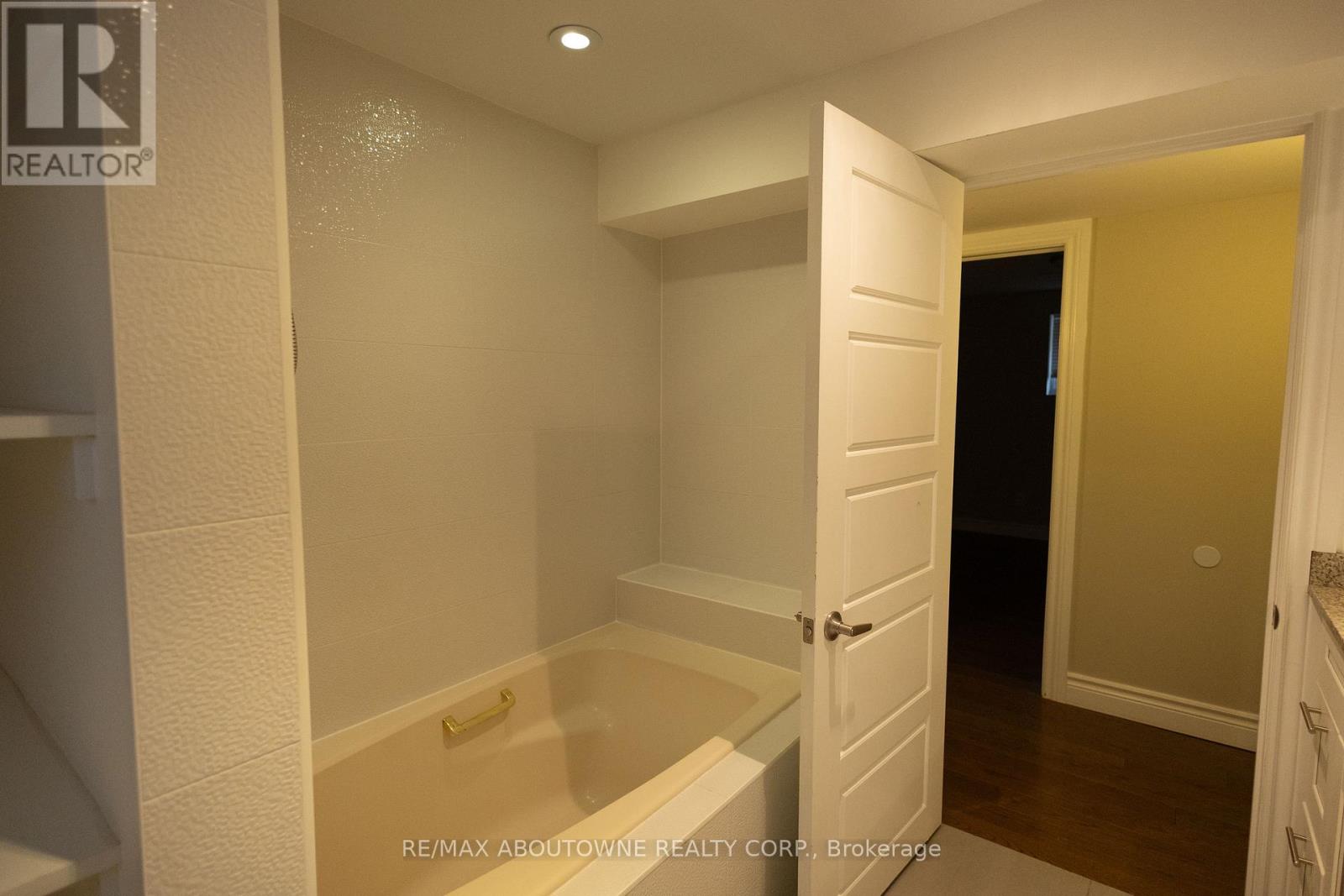 2424 Yolanda Drive, Oakville, Ontario  L6L 2H8 - Photo 20 - W12471538