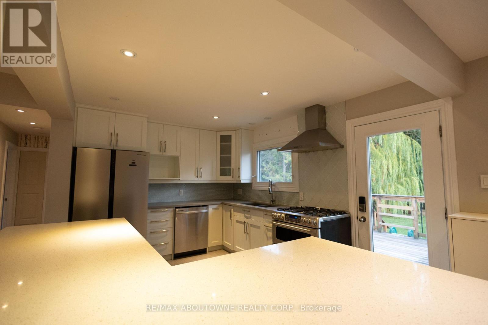 2424 Yolanda Drive, Oakville, Ontario  L6L 2H8 - Photo 4 - W12471538
