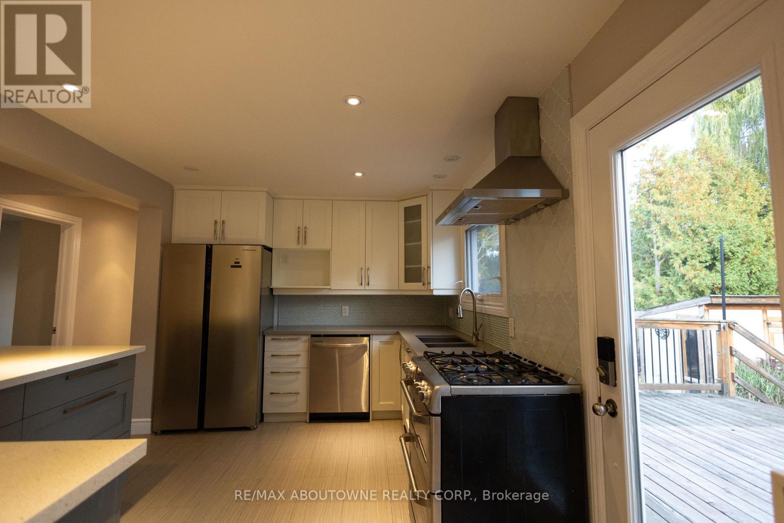 2424 Yolanda Drive, Oakville, Ontario  L6L 2H8 - Photo 5 - W12471538