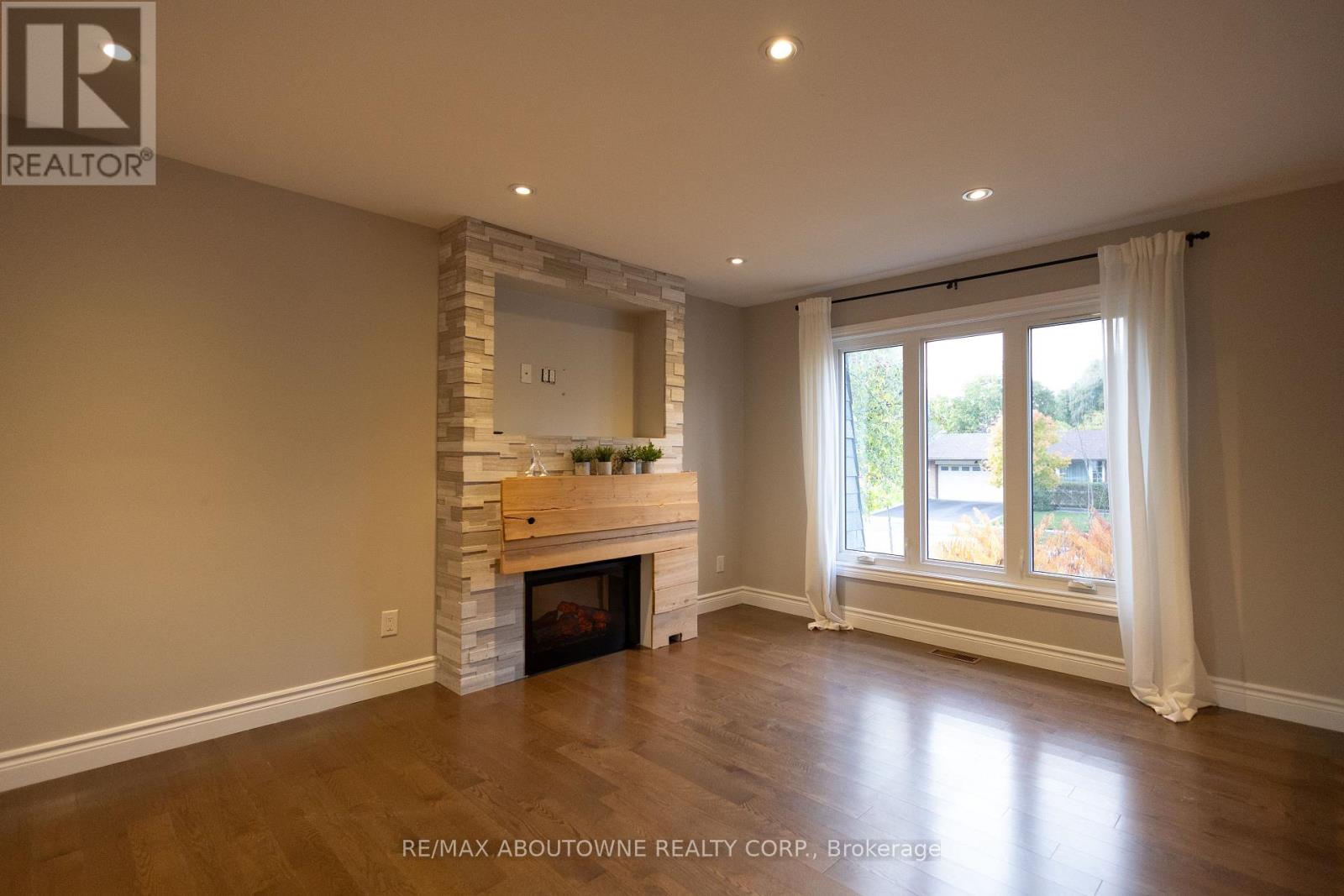 2424 Yolanda Drive, Oakville, Ontario  L6L 2H8 - Photo 9 - W12471538