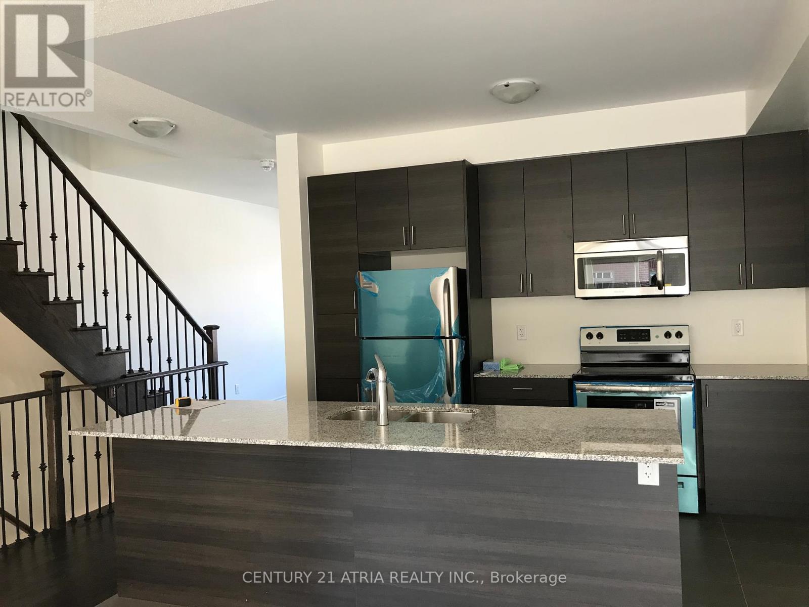 9 Temple Manor Road, Brampton, Ontario  L6Y 6C5 - Photo 3 - W12471560