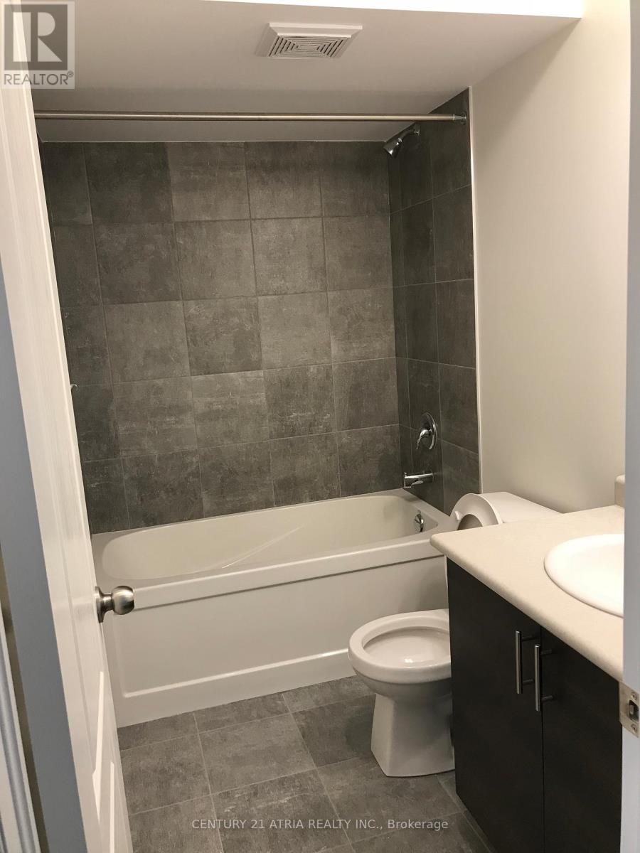 9 Temple Manor Road, Brampton, Ontario  L6Y 6C5 - Photo 5 - W12471560