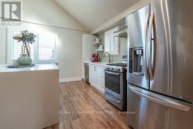 9 Bing Crescent, Hamilton, Ontario  L8E 3Z4 - Photo 6 - X12471550