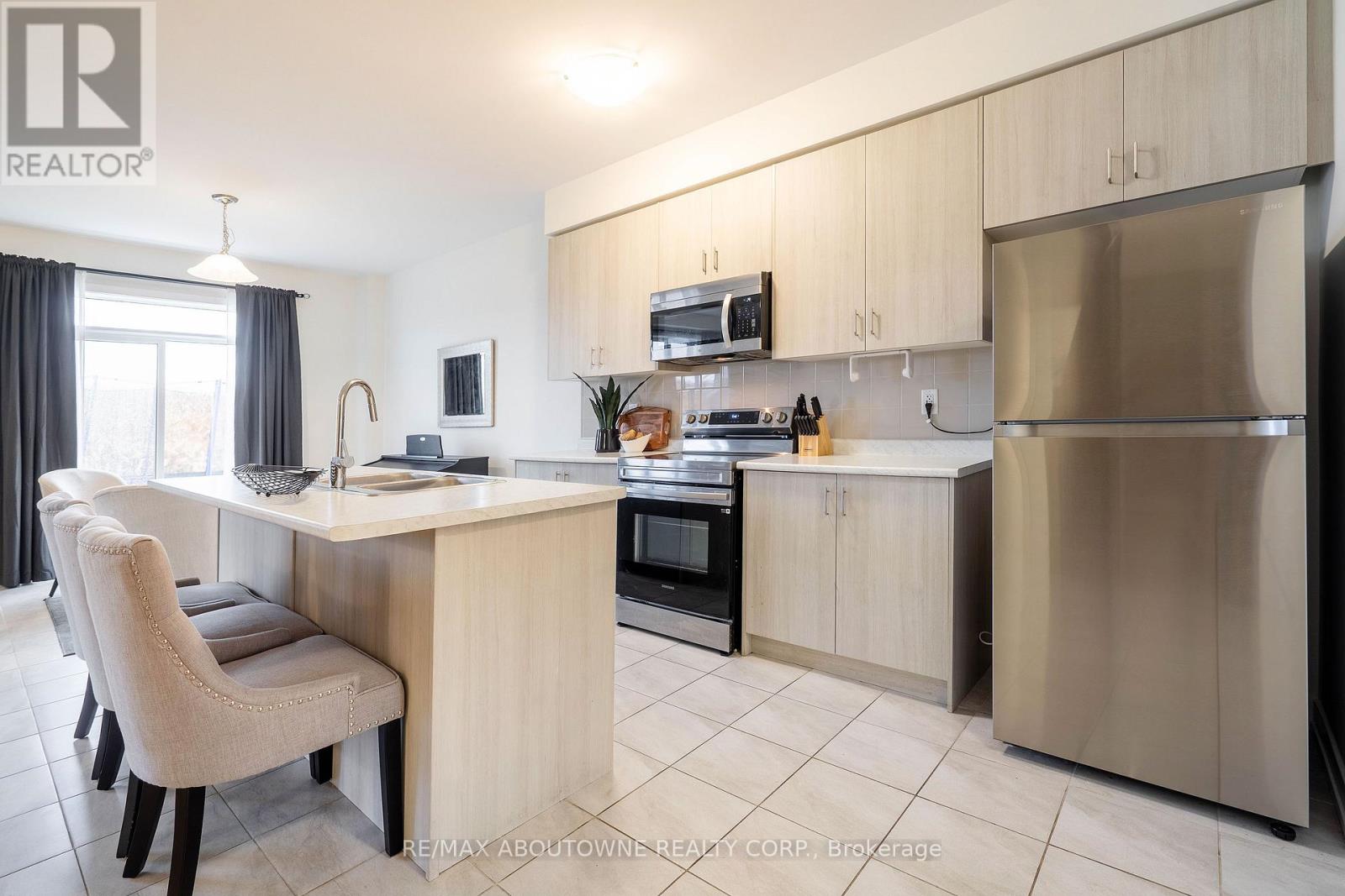 57 Monteith Drive, Brantford, Ontario  N3T 0W6 - Photo 5 - X12471557