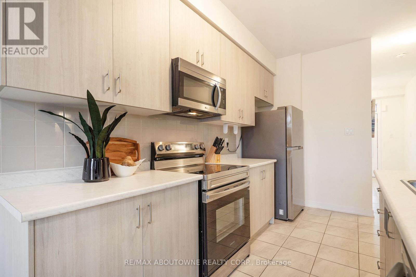 57 Monteith Drive, Brantford, Ontario  N3T 0W6 - Photo 9 - X12471557