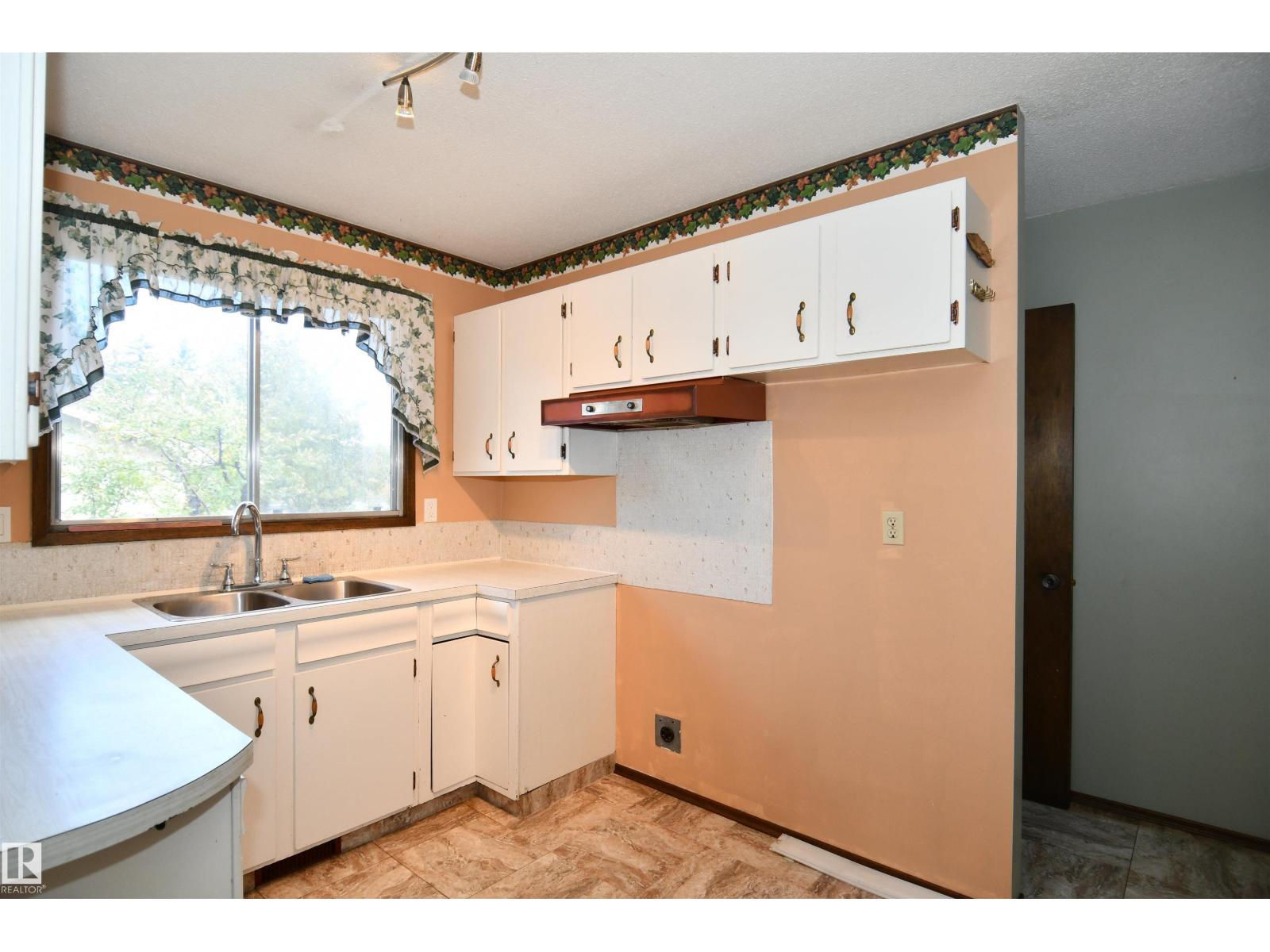 16 Camelot Av, Leduc, Alberta  T9E 4M3 - Photo 8 - E4462790