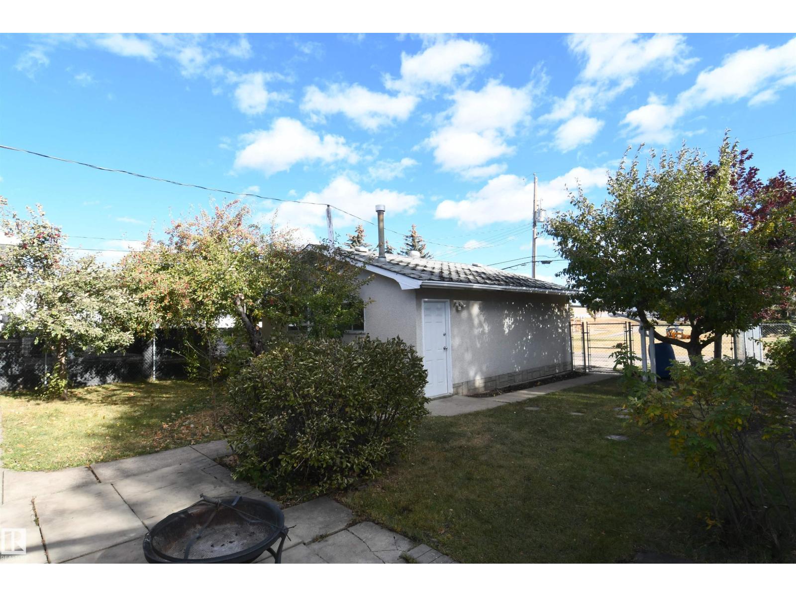 16 Camelot Av, Leduc, Alberta  T9E 4M3 - Photo 2 - E4462790