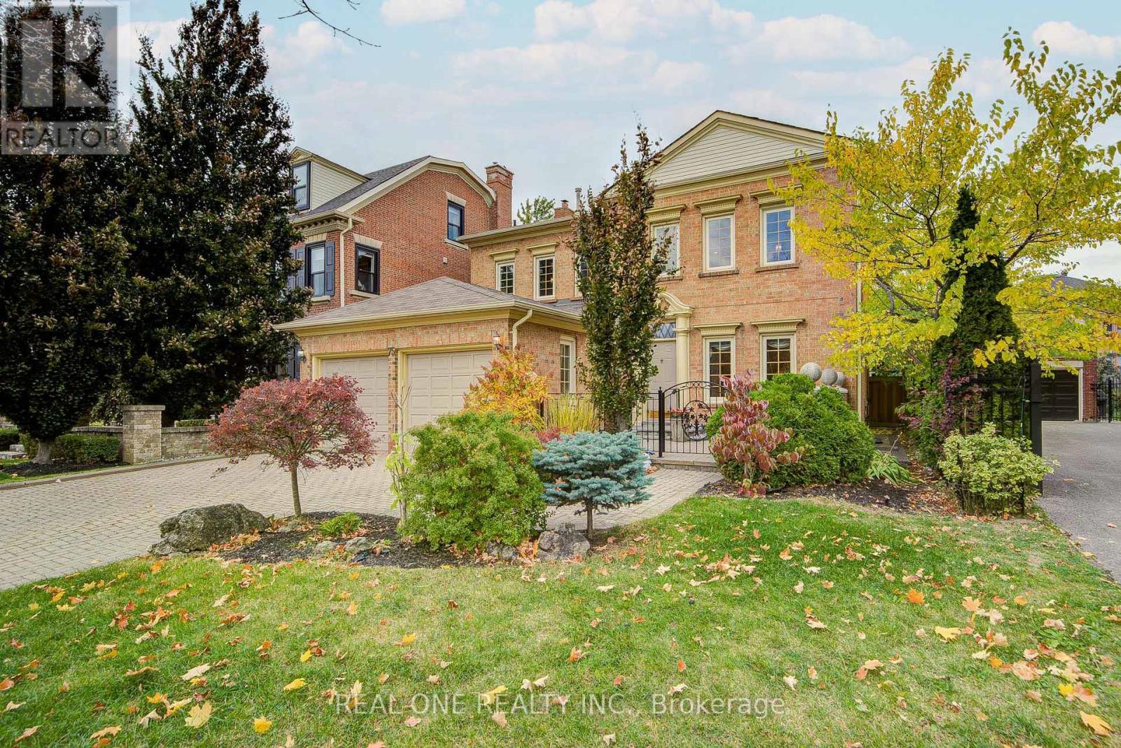 75 Willett Crescent, Richmond Hill, Ontario  L4C 7W5 - Photo 2 - N12471655