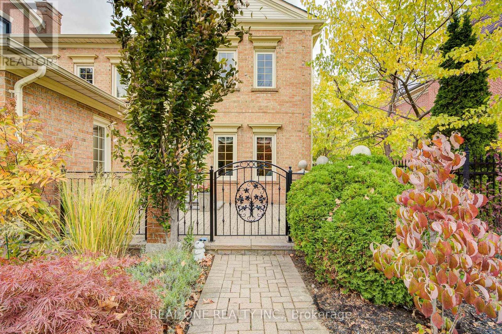 75 Willett Crescent, Richmond Hill, Ontario  L4C 7W5 - Photo 3 - N12471655