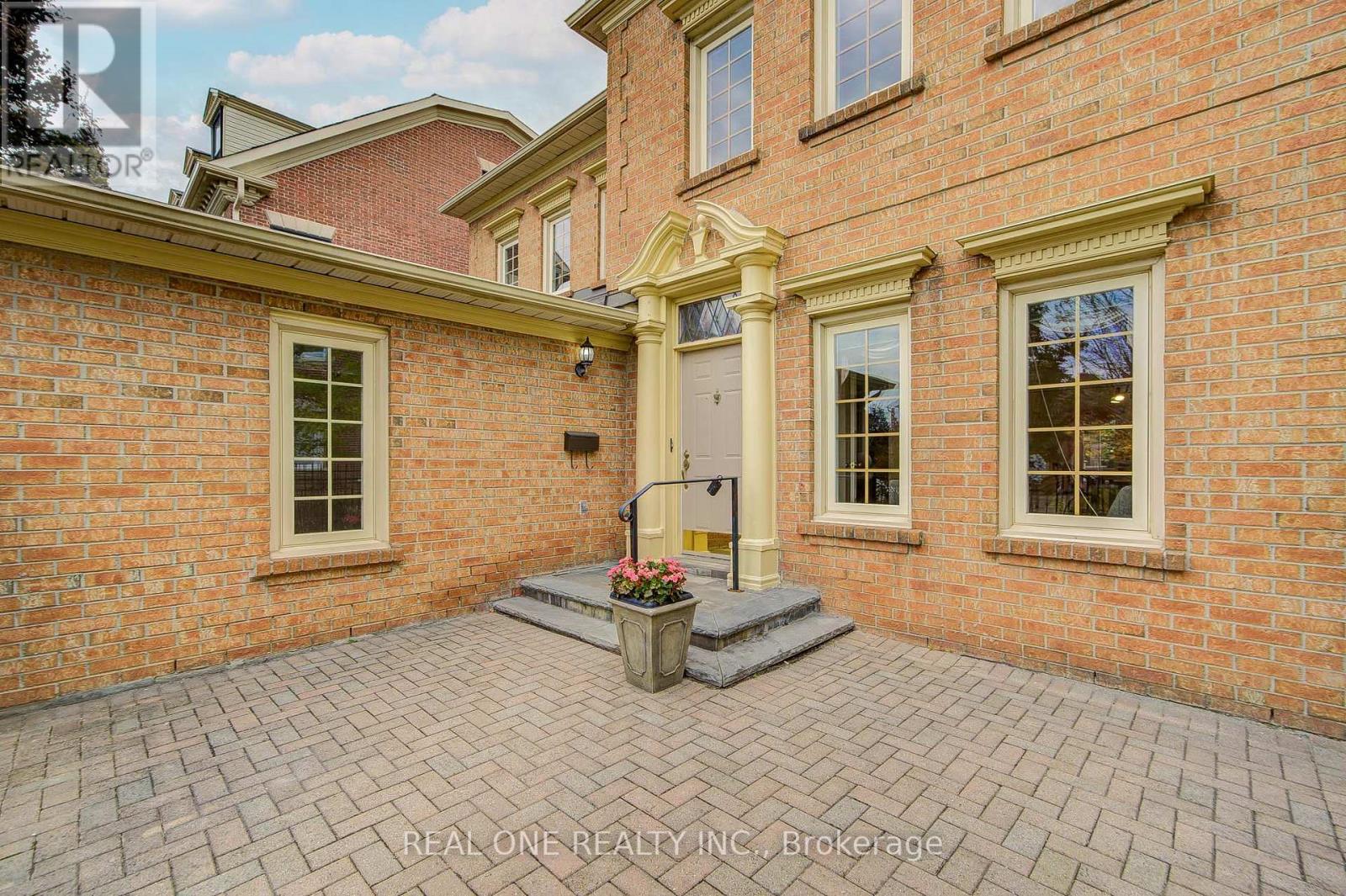 75 Willett Crescent, Richmond Hill, Ontario  L4C 7W5 - Photo 4 - N12471655