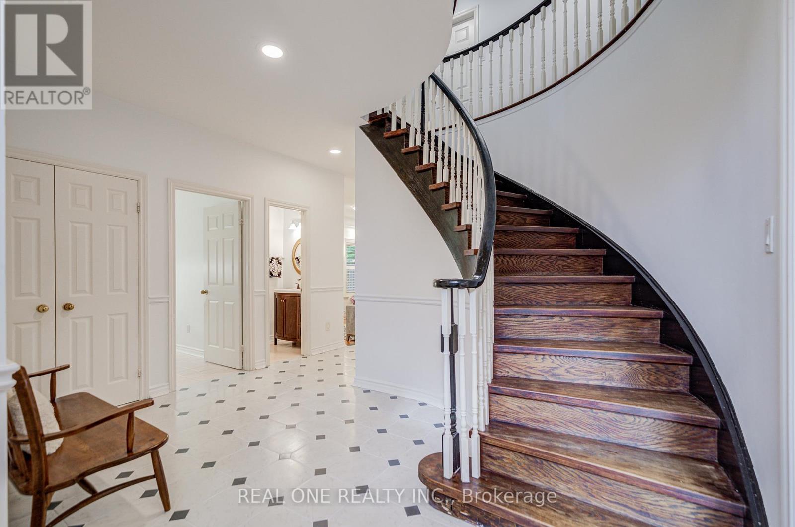 75 Willett Crescent, Richmond Hill, Ontario  L4C 7W5 - Photo 6 - N12471655