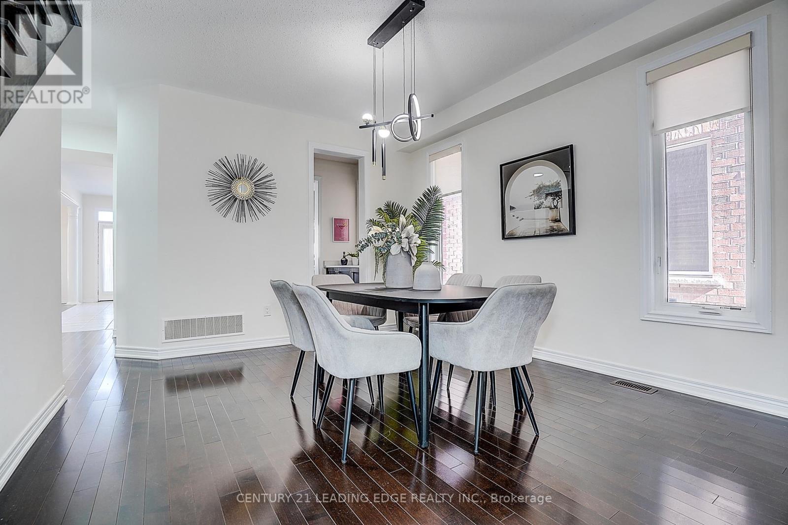 8 Hubner Avenue, Markham, Ontario  L6C 0S8 - Photo 12 - N12471700