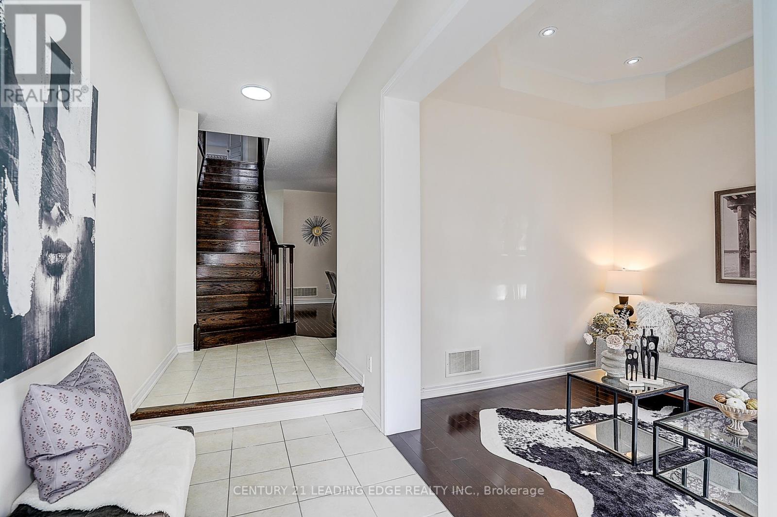 8 Hubner Avenue, Markham, Ontario  L6C 0S8 - Photo 5 - N12471700