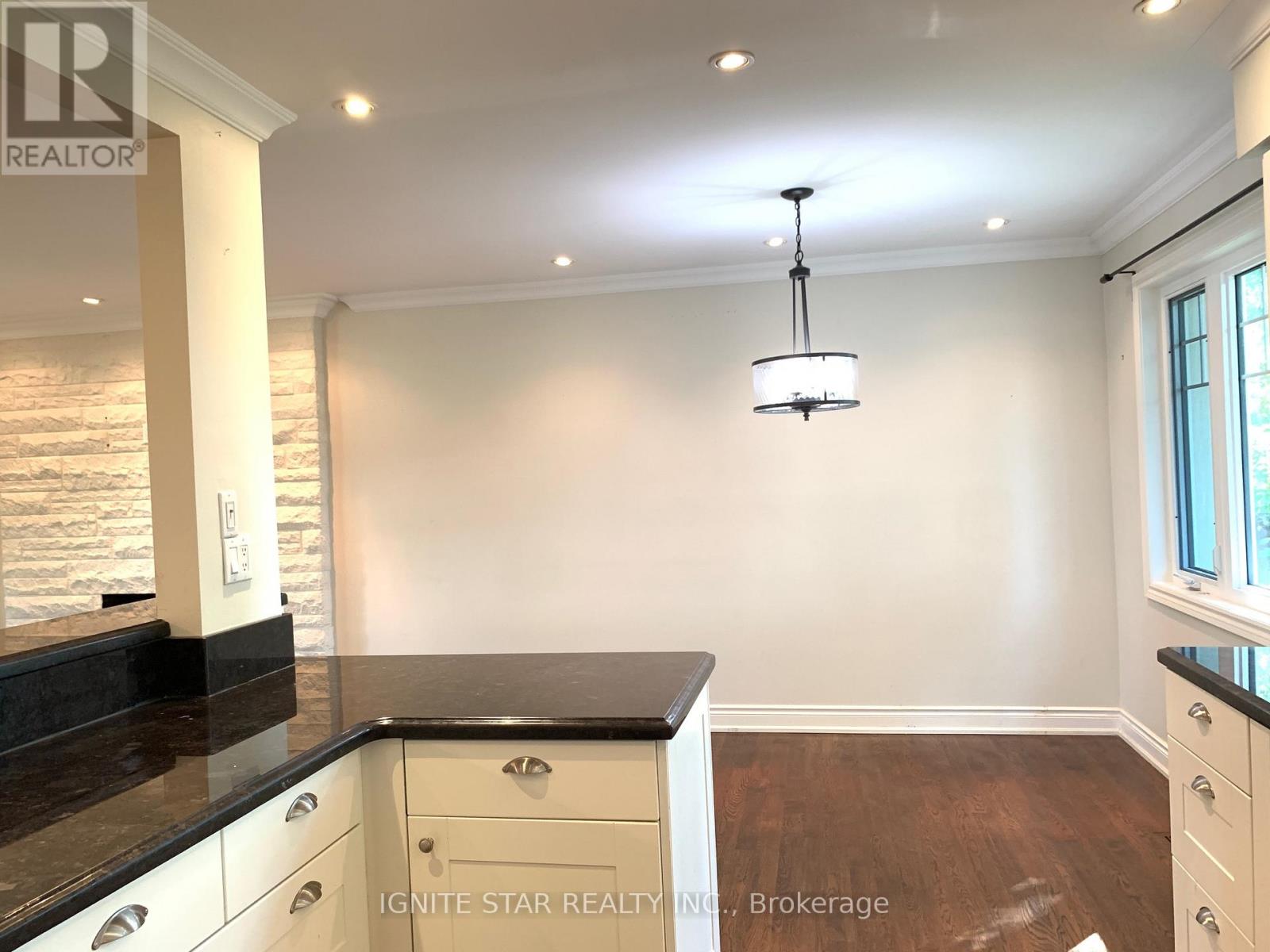 493 Pineland Avenue, Oakville, Ontario  L6K 1Z9 - Photo 5 - W12471609