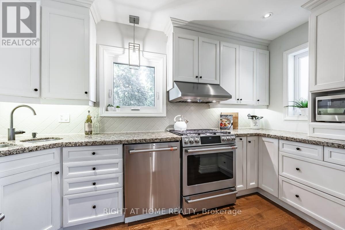 205 Prince Edward Drive S, Toronto, Ontario  M8Y 3X1 - Photo 10 - W12471640
