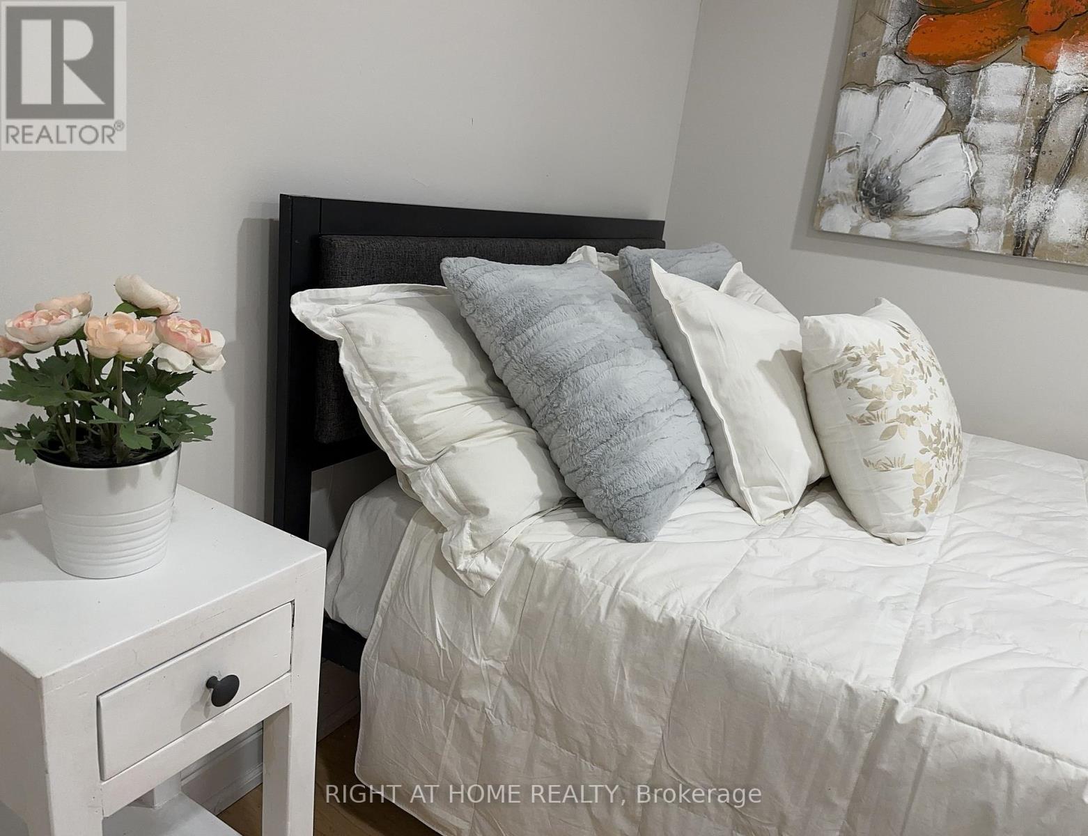 205 Prince Edward Drive S, Toronto, Ontario  M8Y 3X1 - Photo 22 - W12471640