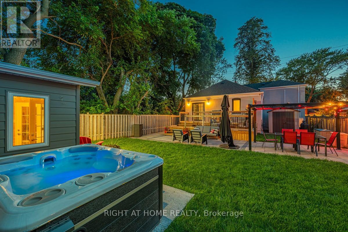 205 Prince Edward Drive S, Toronto, Ontario  M8Y 3X1 - Photo 42 - W12471640