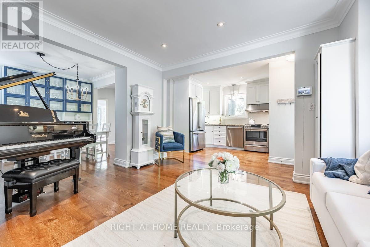 205 Prince Edward Drive S, Toronto, Ontario  M8Y 3X1 - Photo 8 - W12471640