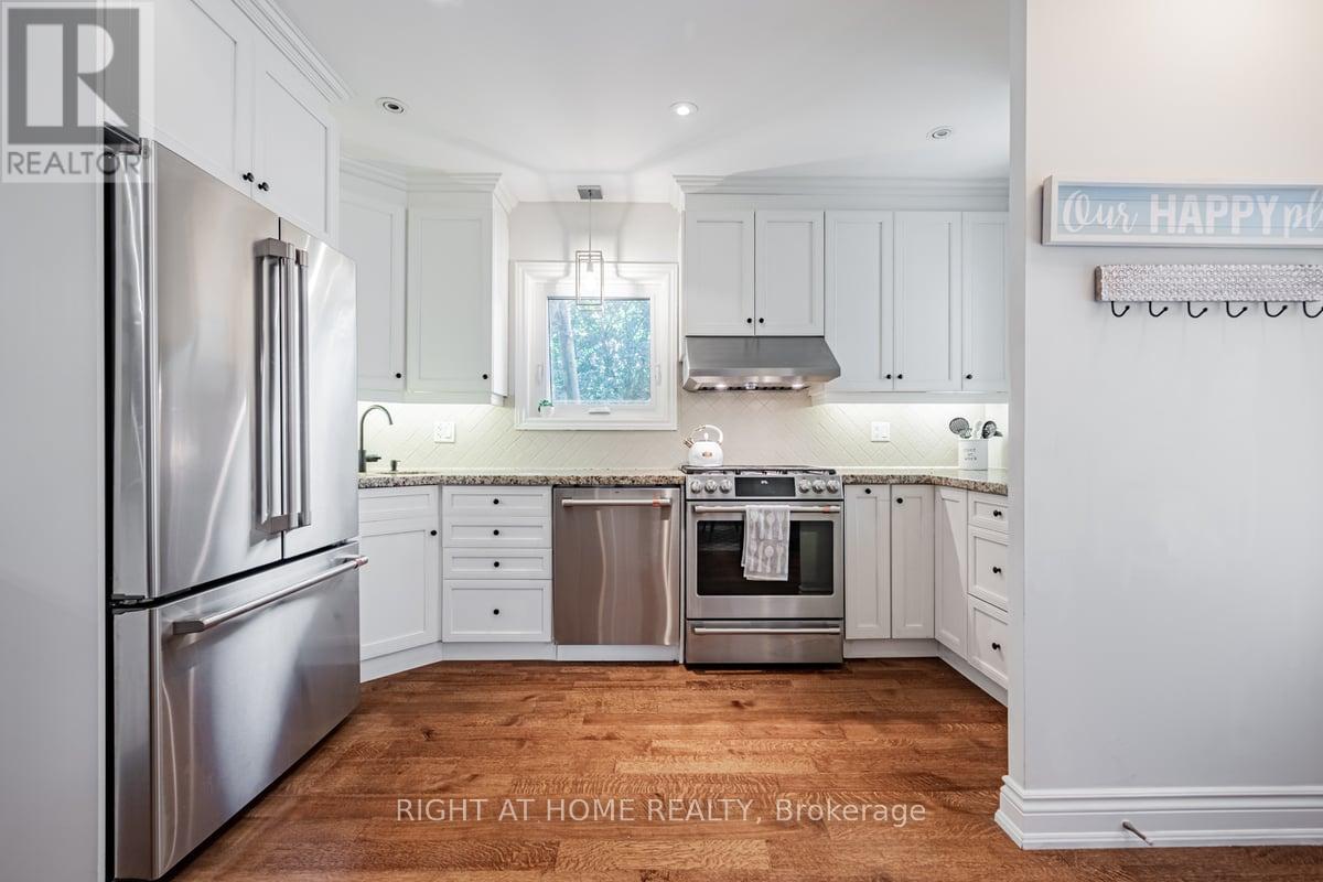 205 Prince Edward Drive S, Toronto, Ontario  M8Y 3X1 - Photo 9 - W12471640