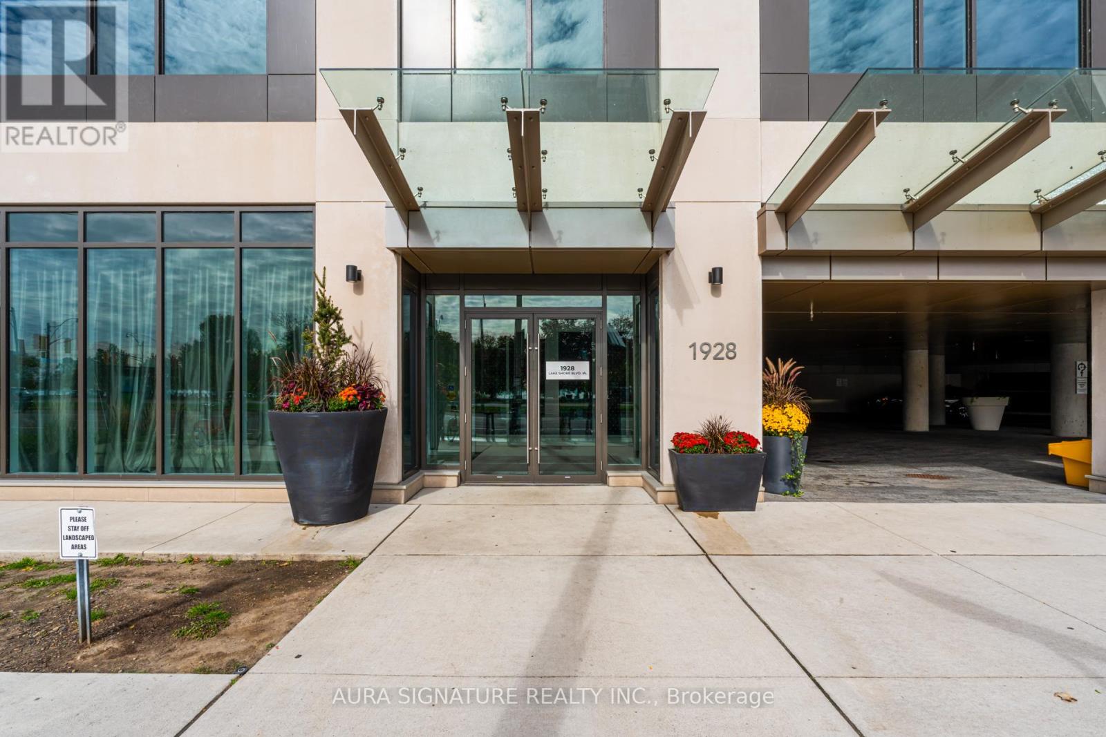 2205 - 1928 Lake Shore Boulevard W, Toronto, Ontario  M6S 0B1 - Photo 2 - W12471698