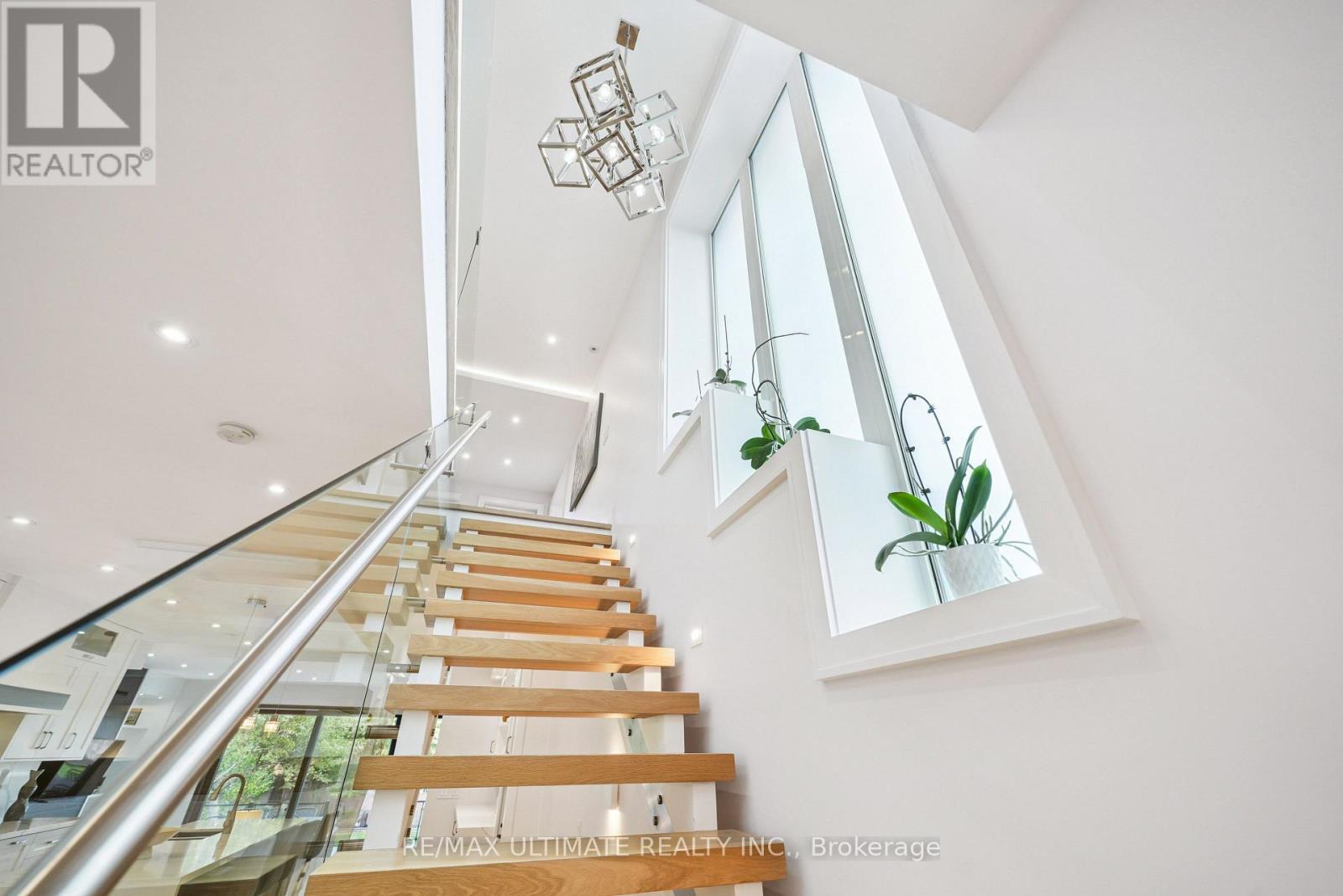 212 Queenslea Avenue, Toronto, Ontario  M9N 2L6 - Photo 19 - W12471713