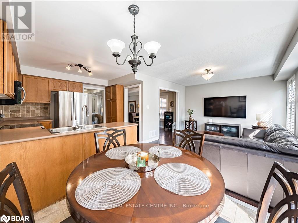 137 Mowat Crescent, Halton Hills, Ontario  L7G 6A8 - Photo 11 - W12471720