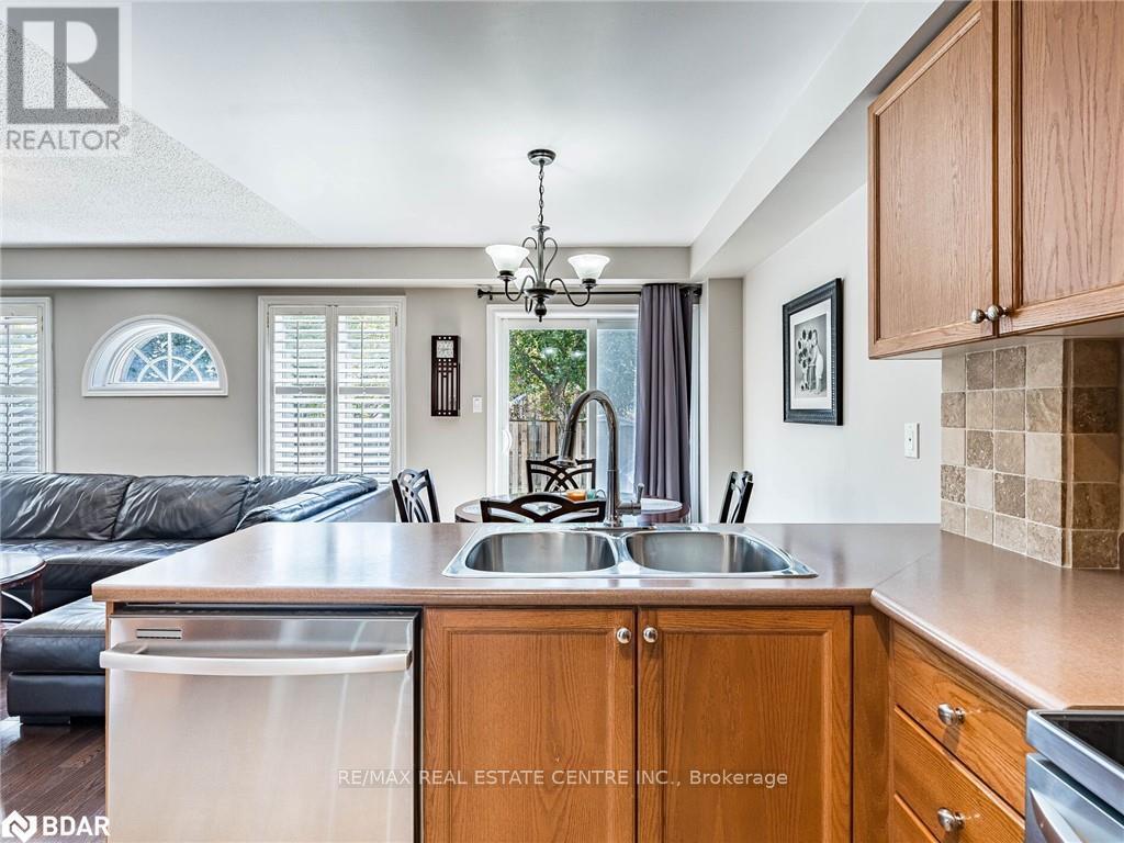 137 Mowat Crescent, Halton Hills, Ontario  L7G 6A8 - Photo 12 - W12471720
