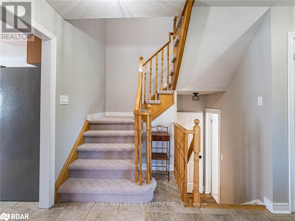 137 Mowat Crescent, Halton Hills, Ontario  L7G 6A8 - Photo 14 - W12471720