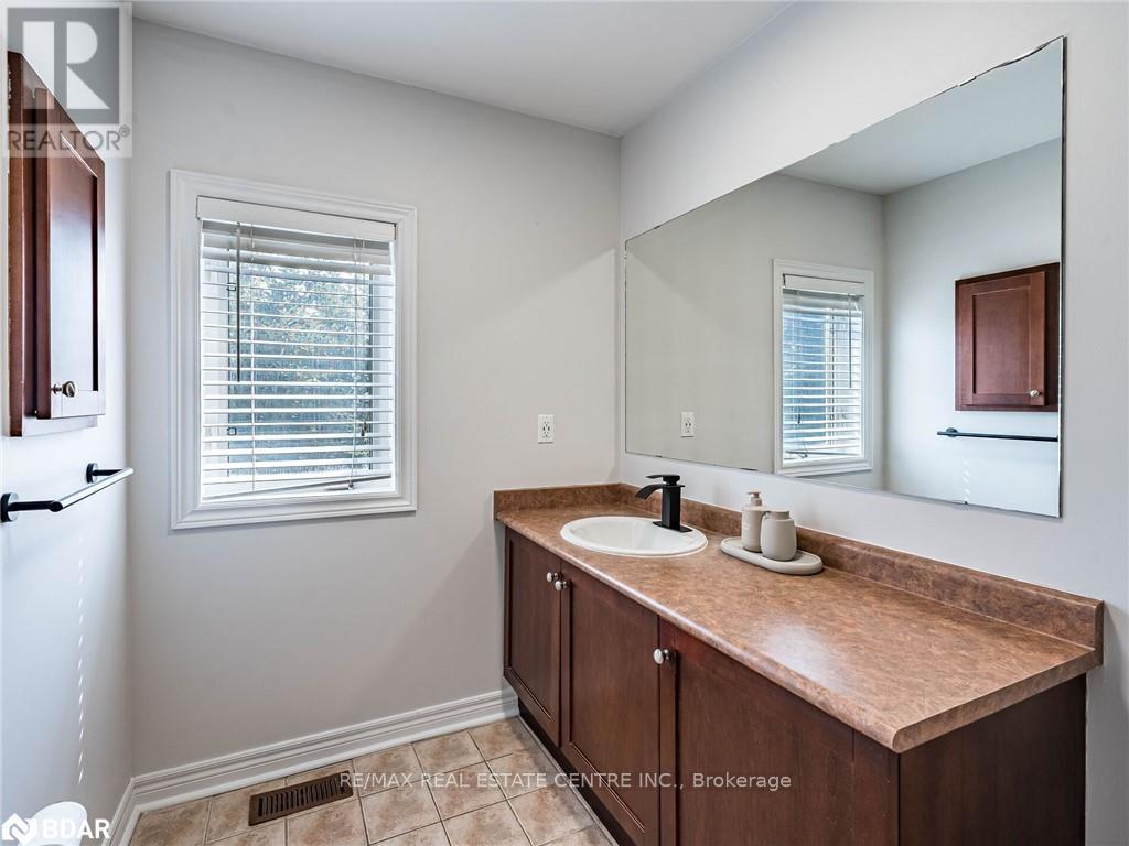 137 Mowat Crescent, Halton Hills, Ontario  L7G 6A8 - Photo 17 - W12471720