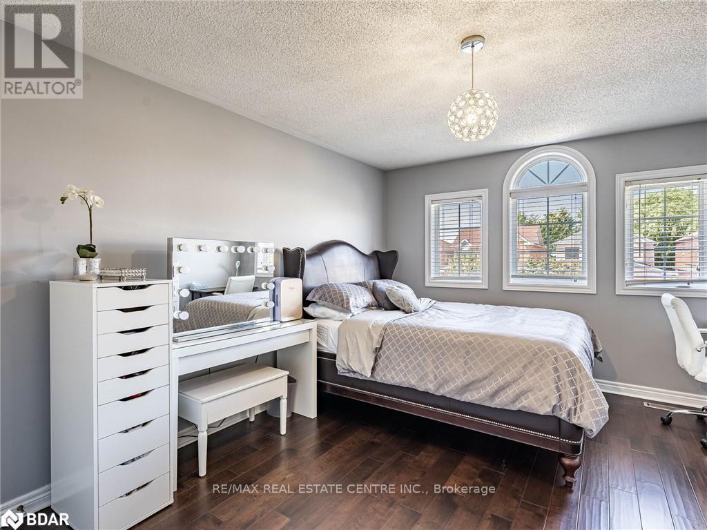 137 Mowat Crescent, Halton Hills, Ontario  L7G 6A8 - Photo 19 - W12471720