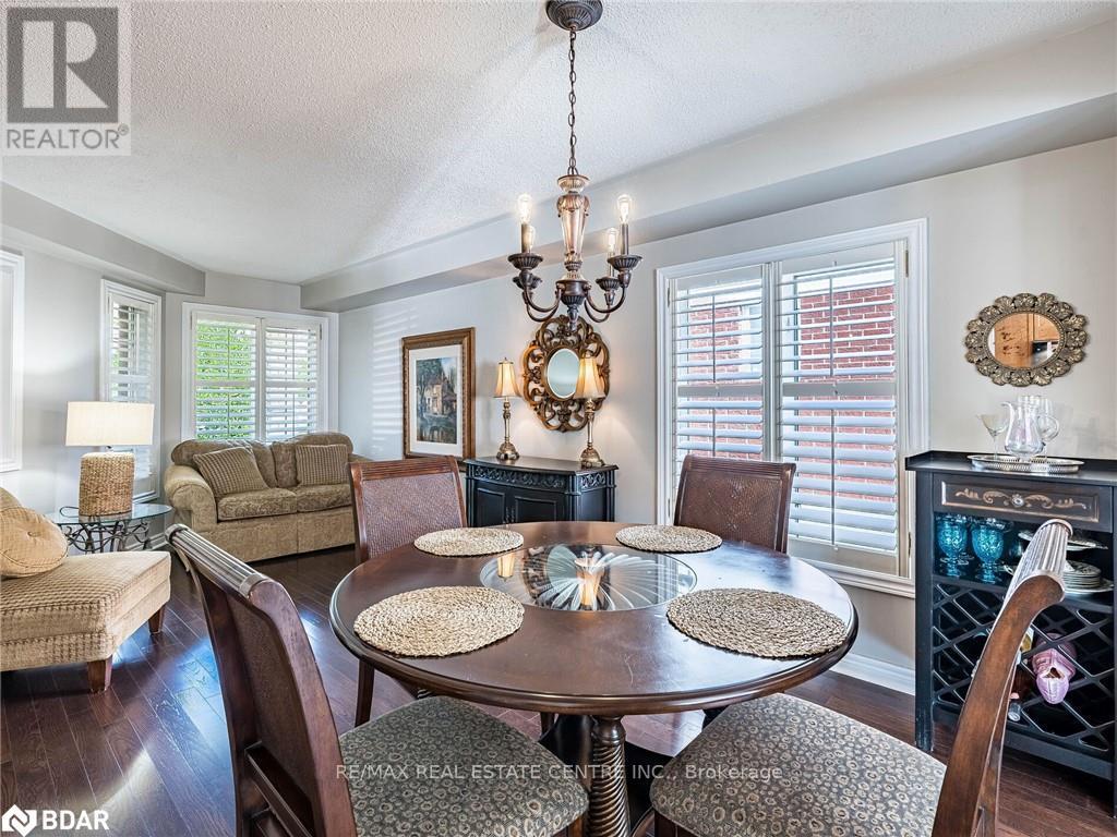 137 Mowat Crescent, Halton Hills, Ontario  L7G 6A8 - Photo 3 - W12471720